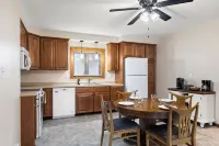 Elkhart Lake, WI home close to lake, downtown, and Road America racetrack - Homestays