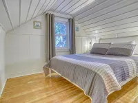 Cozy with Modern Comforts, EV Charger, Huge Fenced Yard, Last Minute Feb Deals - Chalets