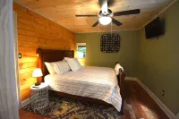 Cozy cabin, 1.5 miles to downtown McCaysville; shops/restaurants & Toccoa River