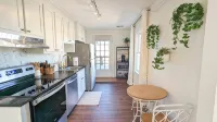 1br Apt in Historic Triplex - 5min walk Swamp Rabbit Trail, 15min walk to dntwn - Condos