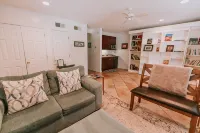 The Queen Suite - perfect Ocean Springs location only 1 block to Front Beach! - Country Houses