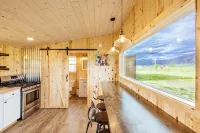 Off-grid tiny home in apple orchard with million-dollar mountain views! - 4-stjärniga