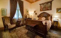 Downtown, Free wine, Courtyard, Porches, 1885, Keyless, Private - 4-Star
