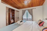 Cozy Haven with Hot Tub & AC Near Bangor Base and Hospital in Silverdale - Bungalows