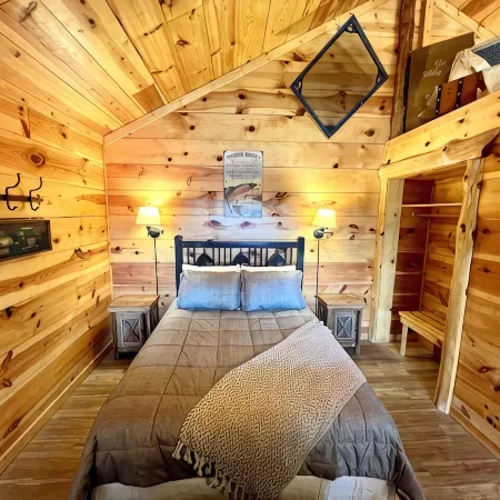 Best Catch #49 Cabin in Town, Walking Distance to the Courthouse Square.