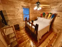 Cozy Riverfront Cabin w/ Hot Tub & Fire Pit. Minutes to Downtown Ellijay - Alppimaja