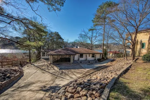 Modern Mid-Century Vacay Home - 4-Star