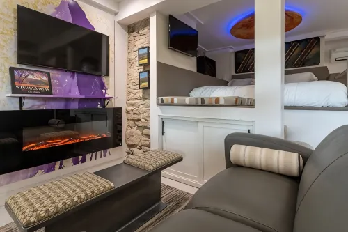 NAPA Suite • Hot Tub • Downtown • Original Art - 4-Star