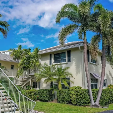 Two Bedroom Boutique Condo 2 Blocks from the Beach and Atlantic Avenue