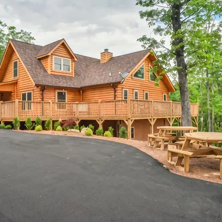 #1 VIEWS BLACK-MT.- LUX LOG ESTATE. / HOT TUB / GAME ROOM / PET FRIENDLY / GATED
