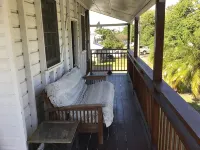 4 bedroom home. Close to restaurants,fast food, shopping and hospital - balcony