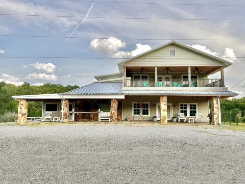 Small Town Richness at Salt Creek Inn  4 Bed 4 Bath Graham, TX - Homestays