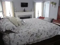 Spacious family friendly home with a heated indoor pool - Homestays