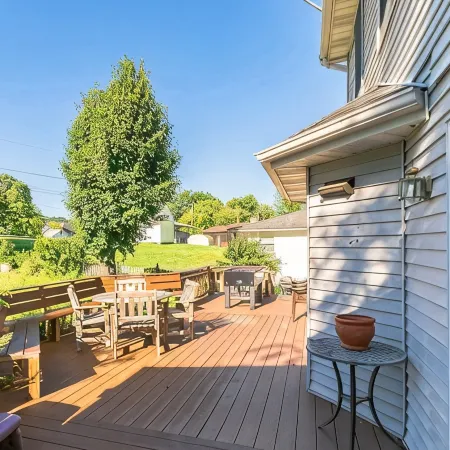 Superb British Colonial holiday home, greenhouse, outdoor deck, tropical garden