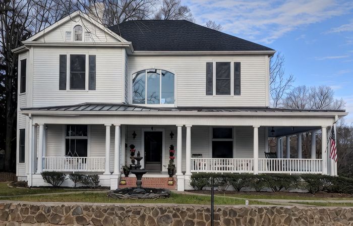 Delightful Victorian home with 6 bedrooms in downtown Fort Mill
