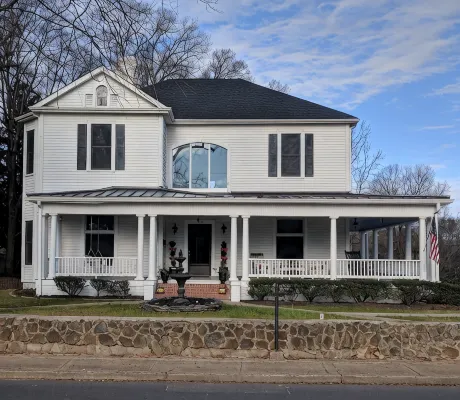 Delightful Victorian home with 6 bedrooms in downtown Fort Mill - Wifi