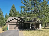 Spacious Western Home on 2 acres in the Pines close to Crater Lake - 3성급