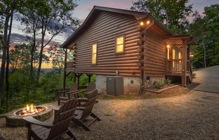Mountain Views & just mins to City! Wood burning Fireplace, Hot tub, Fire pit