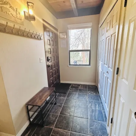Attractive all-season townhome! Less than 10 min to Northstar, 3 min to beach!