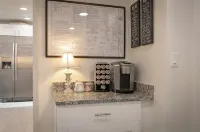 Casa Blue - Beautiful Renovated Cottage Close to Downtown! - Wifi