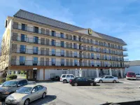 Studio 9 Inn & Suites - 2-Star