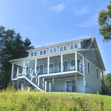Lowell's Getaway.  Kayaking, beaches, dining and AC from this water view home.