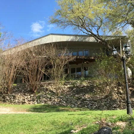 Lakefront/Pool & Hot Tub/New Pickleball/Sand Volley Ball/4 Acres/Sleeps 28