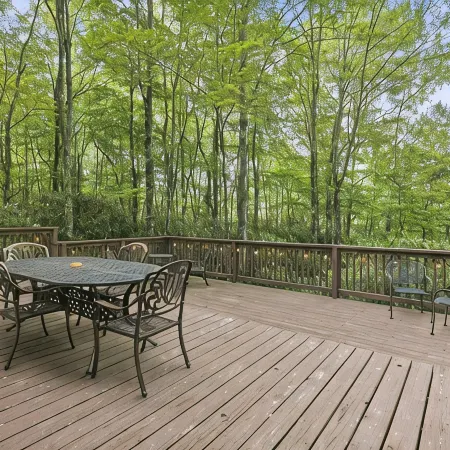 Pet Friendly, Fenced Yard, 3 Bedroom Cabin, Hot Tub, 3 Mi. to Beech Ski Resort!