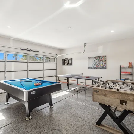 NEW Lush Luxury Living-Heated Pool/Spa Included. Walking distance to Coachella