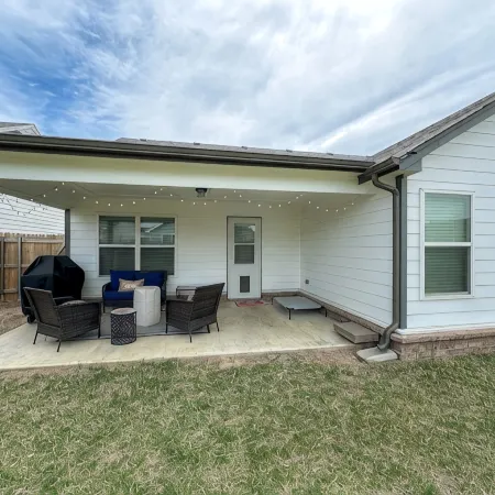 Minutes from Tulsa! Come relax with the family in this pet friendly home