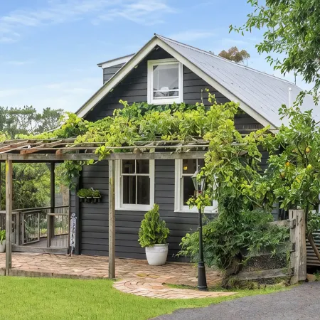 Historic country cottage on beautiful estate minutes from Bowral and Mittagong