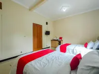 RedDoorz @ Kisaran Kota Hotels near Zahra pancing