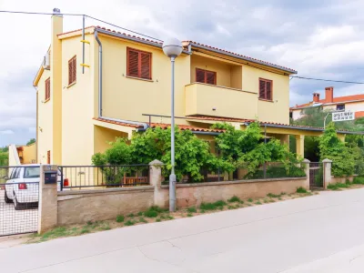Modern Holiday Home with Pool & 4 Bikes, Near Center Hotels in Peroj