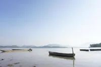 Van Long Lakeside View Guesthouse Hotels in Yang Tao