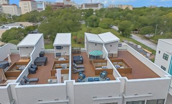 Uptown Luxury on Audubon 4 Bedroom Townhouse by RedAwning