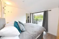 Cheerful 1Bd Cottage with Parking Nr Guildford Các khách sạn gần Royal Surrey County Hospital