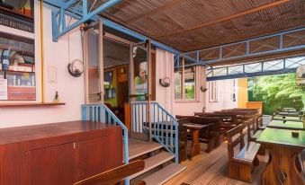 Sunflower Beach Backpacker Hostel & Bar