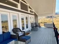 Summer mountain getaway + private hot tub!