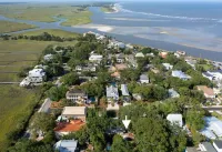 FAB East Beach Cottage, Pets, Pool & Spa; 30 Sec to the BEACH! 6 seat golf cart!