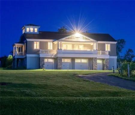 Large Lakefront Vineyard Home with Hot Tub Отели в г. Флеминг