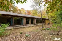 Beautiful home- near the University-large outdoor spaces and a hot tub.