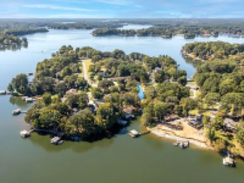 New waterfront house on Lake Norman/private dock 폴스타운 호텔