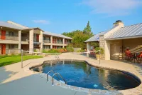 Fredericksburg Inn and Suites - Pools