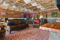 Roadrunner Inn and Log Cabins