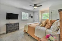 Private Riverside Home -- Hot Tub~King Bed~Kitchen