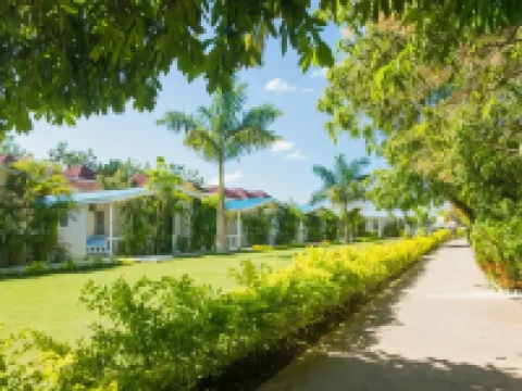 Travellers Beach Resort โรงแรมในเนกริล