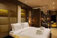Manzo's Suites Hotels near Watersportvereniging "De Remming"