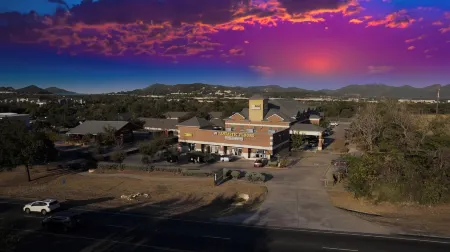 Texas Bungalows Hotel & Hotel Que at Lakeline Austin Cedar Park Отели рядом с достопримечательностью «Лейклайн Молл»