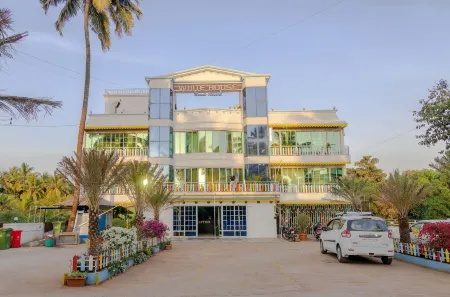 White House Beach Resort, Nagaon Отели в г. Чол