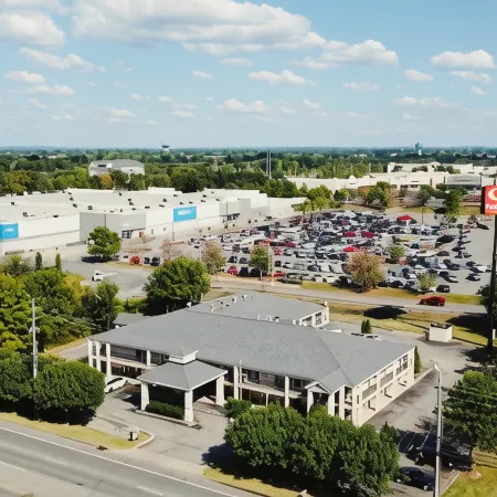 Econo Lodge Inn & Suites